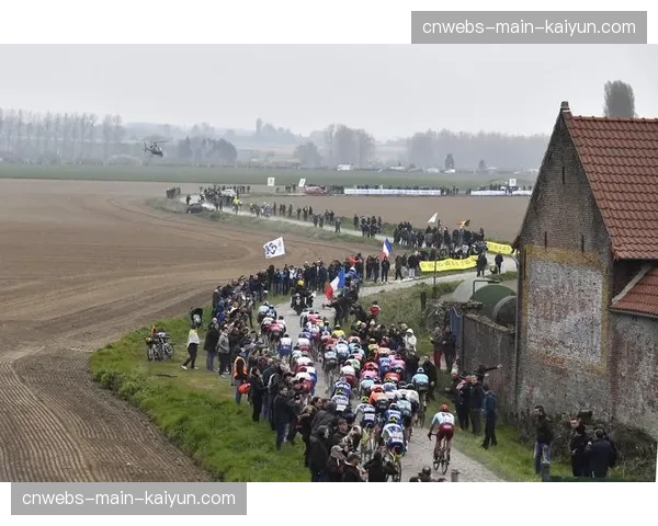 通讯：记录“地狱”中的天使——巴黎-鲁贝赛道旁的观众与志愿者