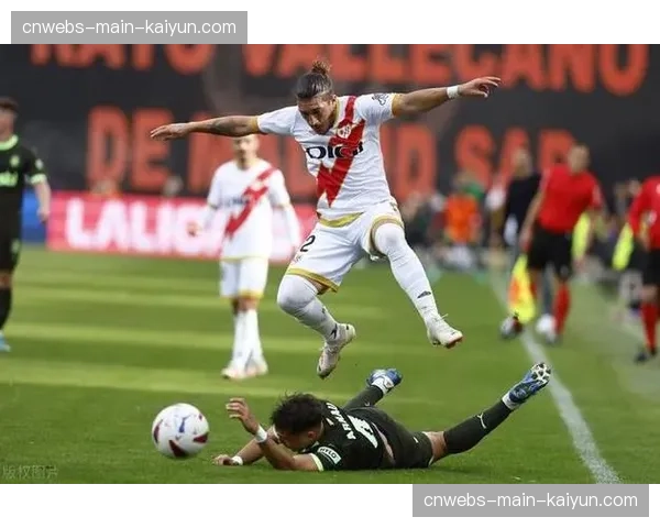 比赛因球迷向场内投掷烟雾弹中断近10分钟，都灵对阵博洛尼亚被迫暂停